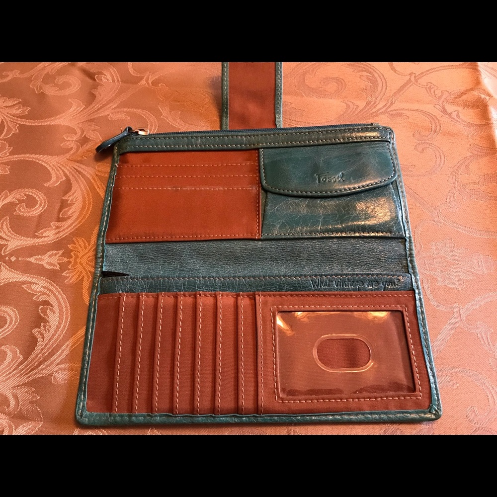Fossil women’s clutch wallet